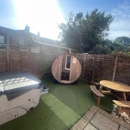 Holiday Home Hot Tub & Sauna Bournemouth Bagian luar foto