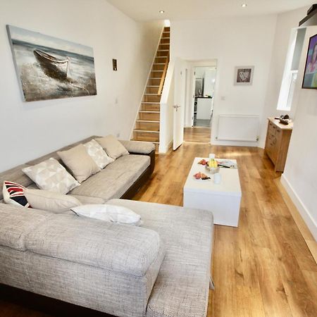 Holiday Home Hot Tub & Sauna Bournemouth Bagian luar foto