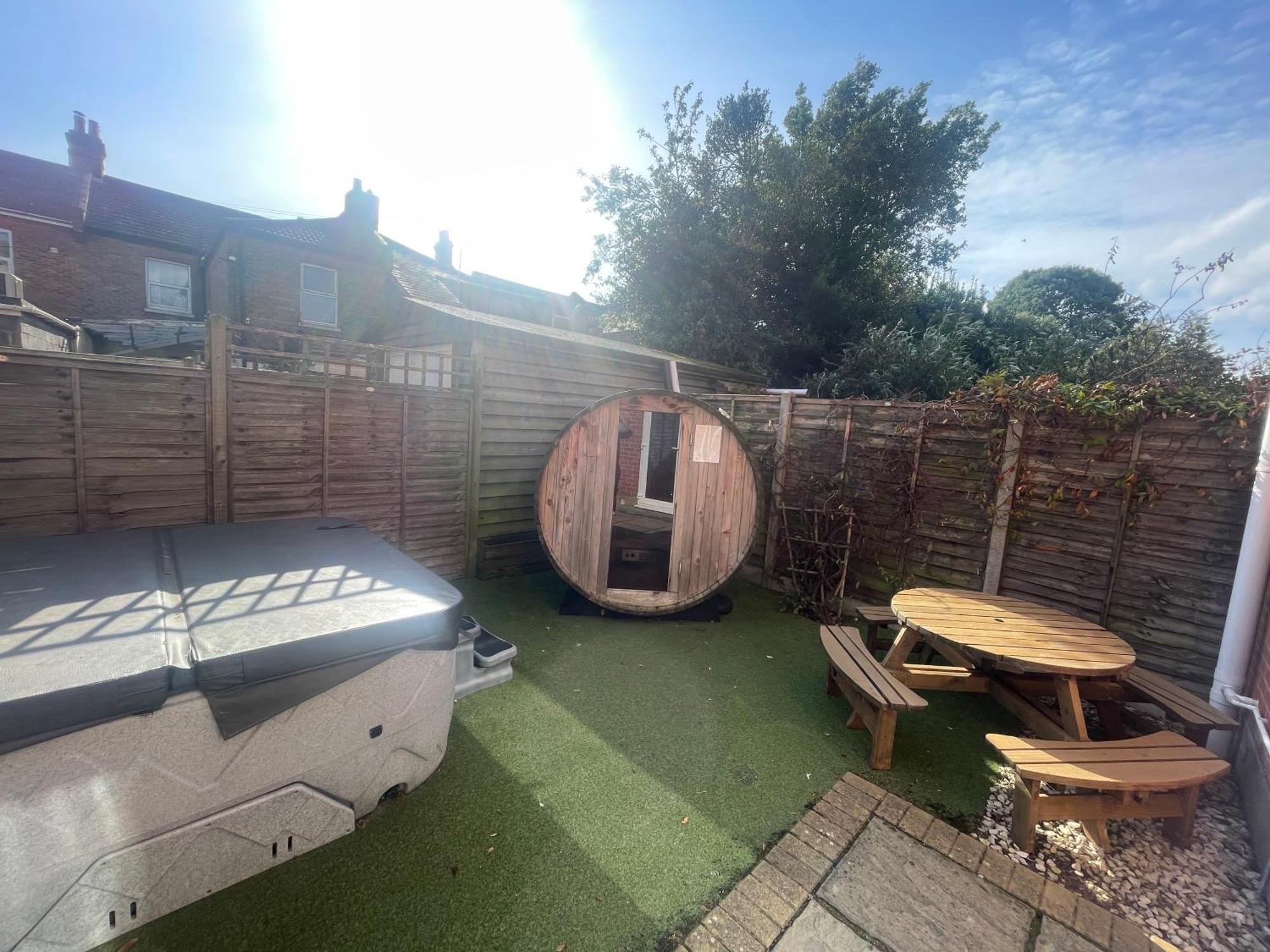 Holiday Home Hot Tub & Sauna Bournemouth Bagian luar foto
