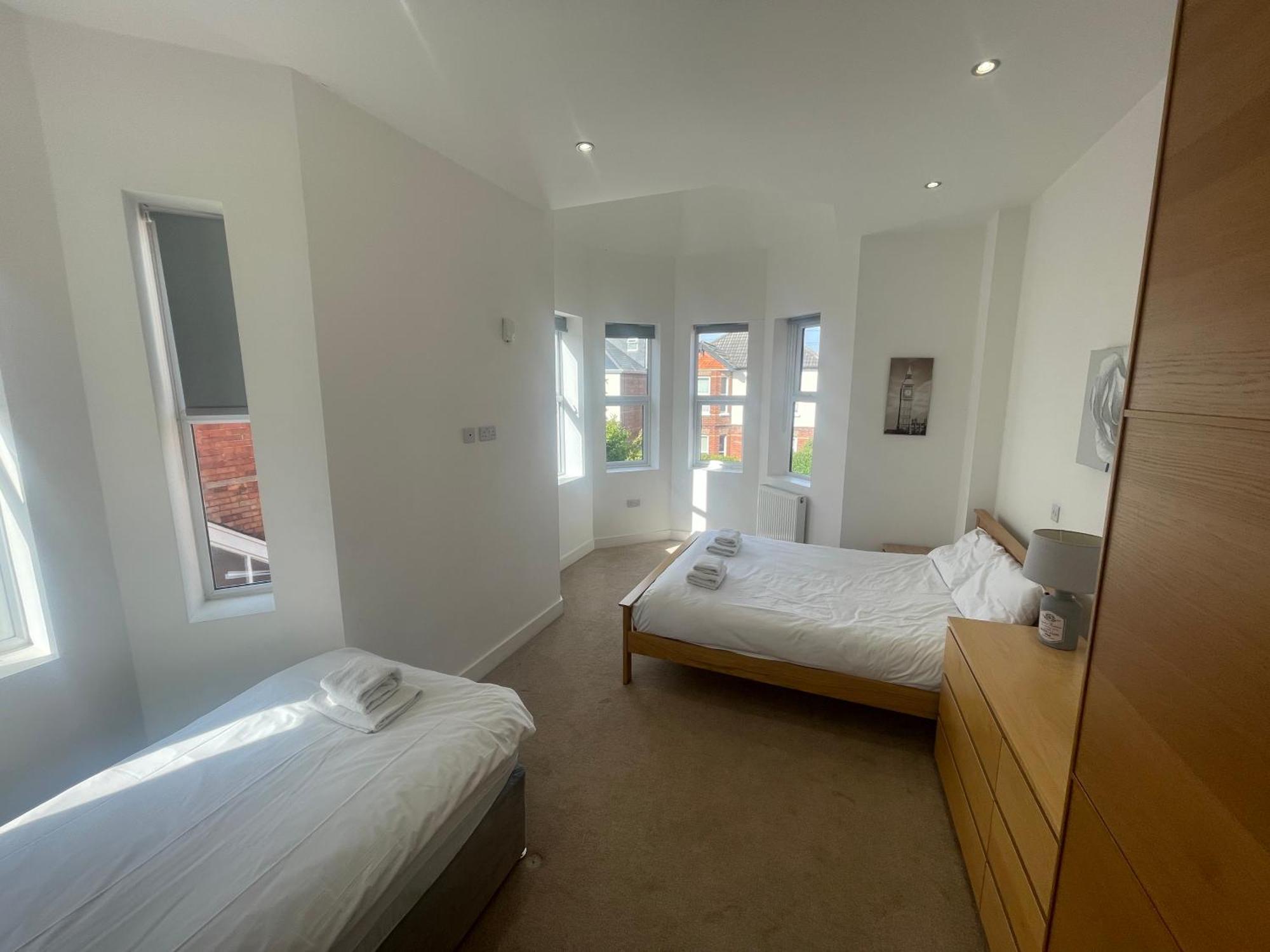 Holiday Home Hot Tub & Sauna Bournemouth Bagian luar foto