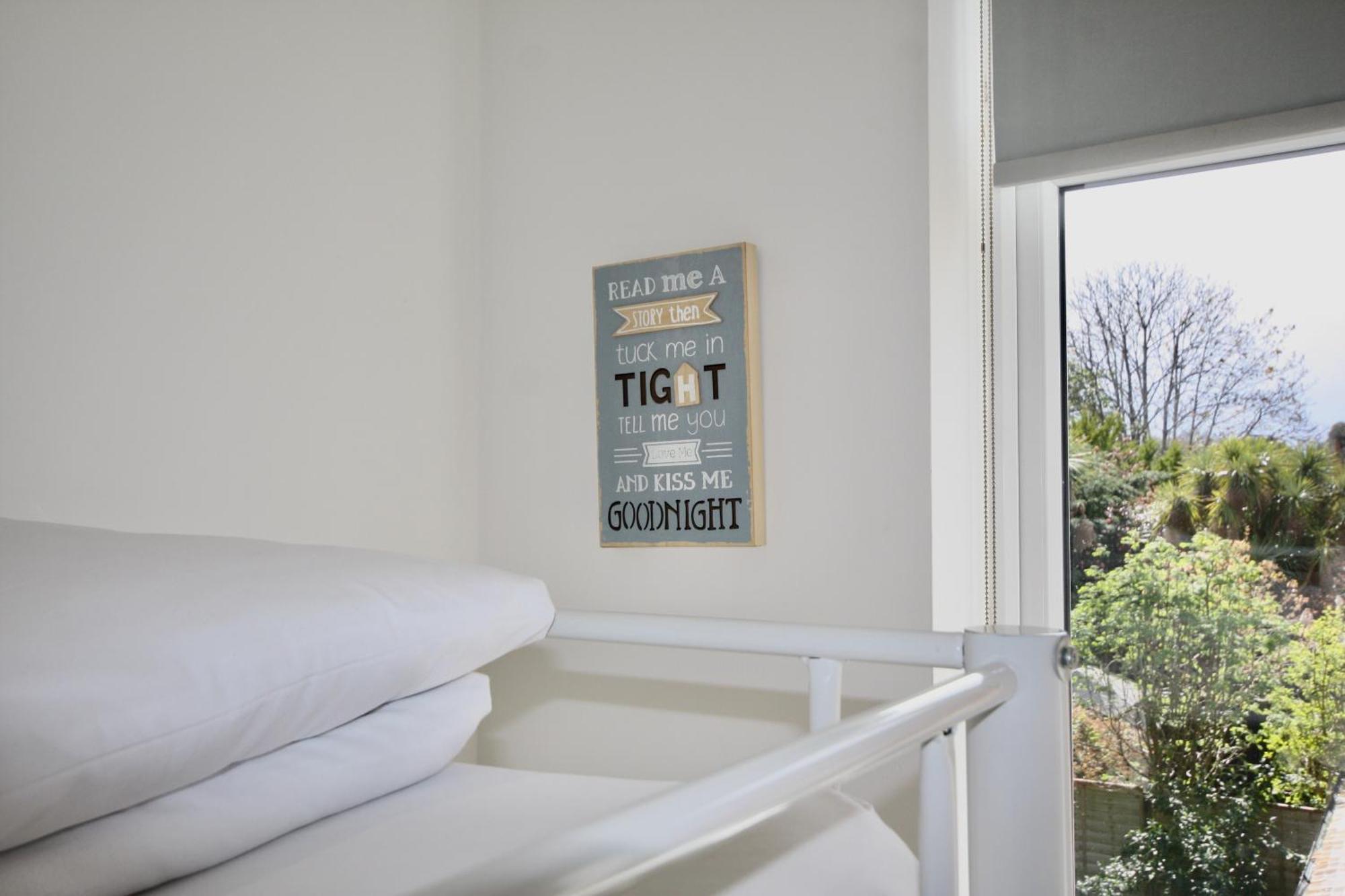 Holiday Home Hot Tub & Sauna Bournemouth Bagian luar foto