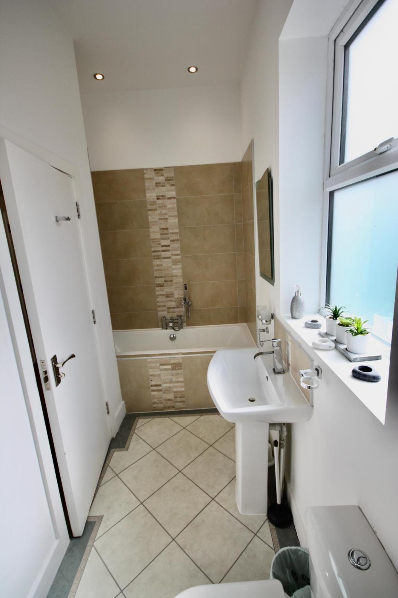 Holiday Home Hot Tub & Sauna Bournemouth Bagian luar foto