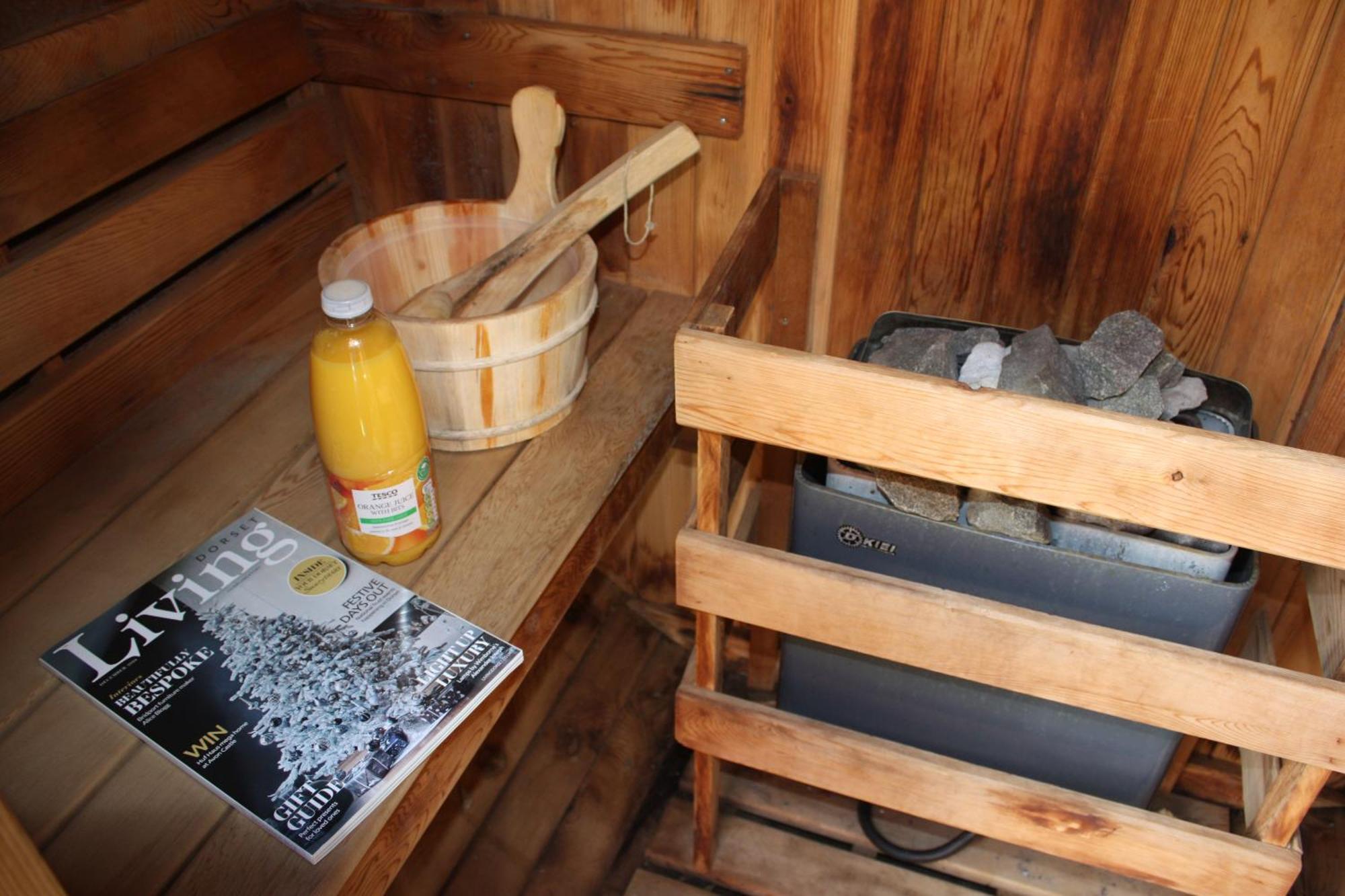 Holiday Home Hot Tub & Sauna Bournemouth Bagian luar foto