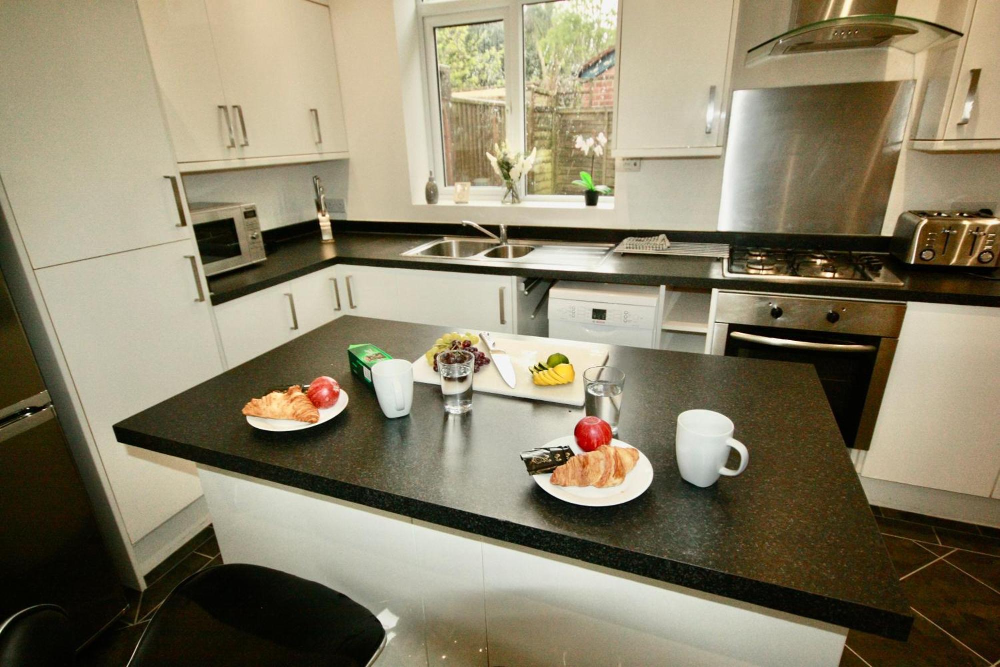 Holiday Home Hot Tub & Sauna Bournemouth Bagian luar foto