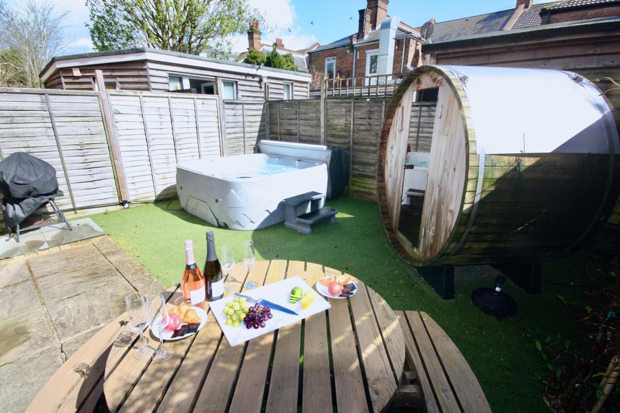 Holiday Home Hot Tub & Sauna Bournemouth Bagian luar foto