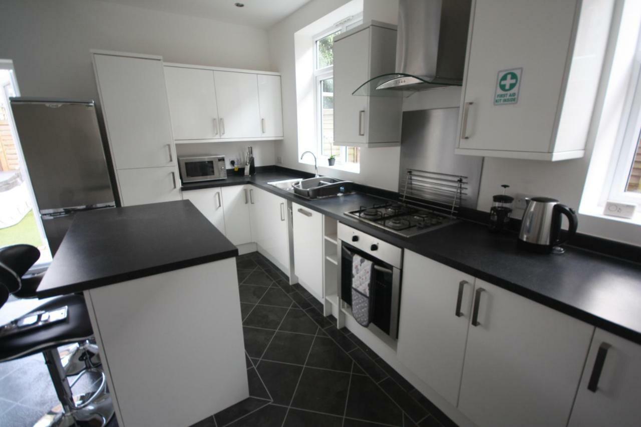 Holiday Home Hot Tub & Sauna Bournemouth Bagian luar foto
