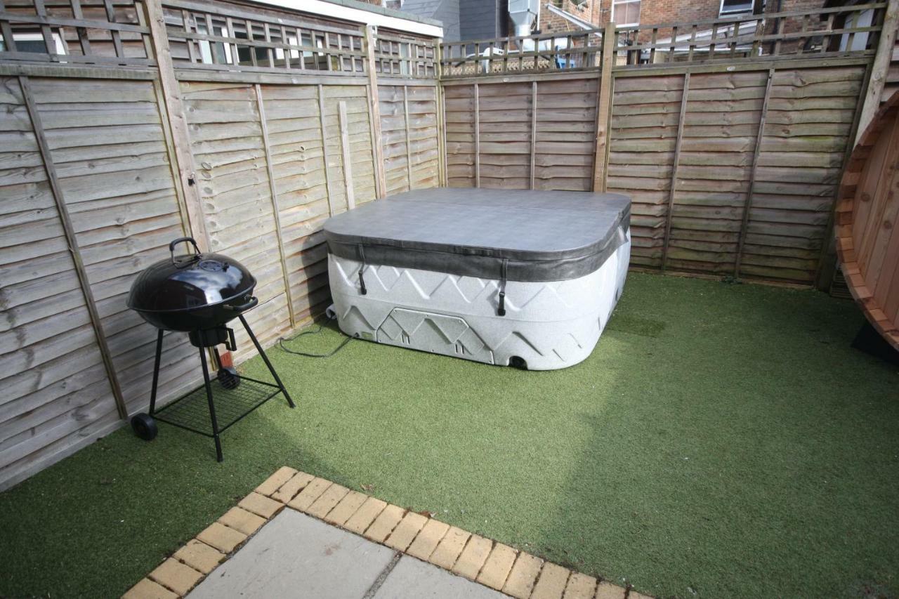 Holiday Home Hot Tub & Sauna Bournemouth Bagian luar foto