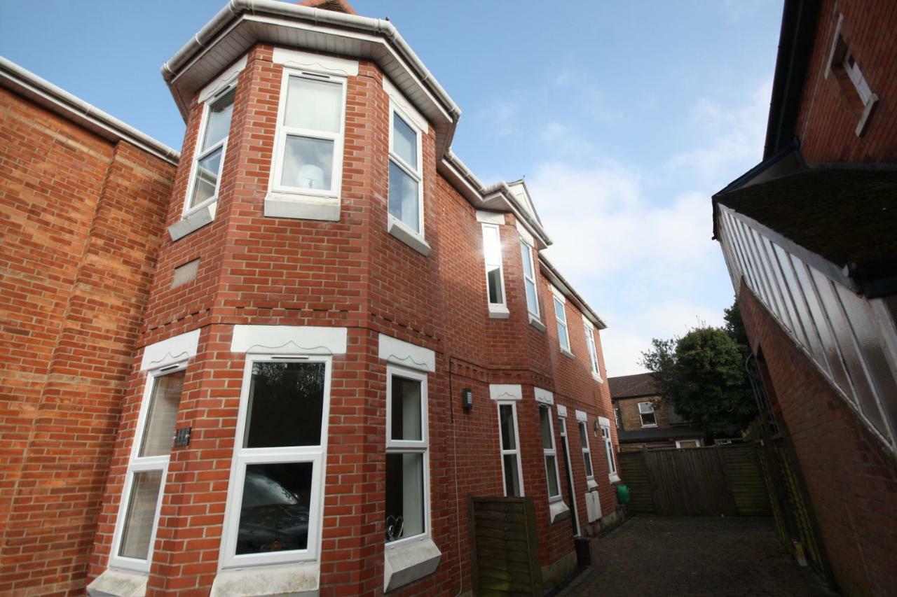 Holiday Home Hot Tub & Sauna Bournemouth Bagian luar foto