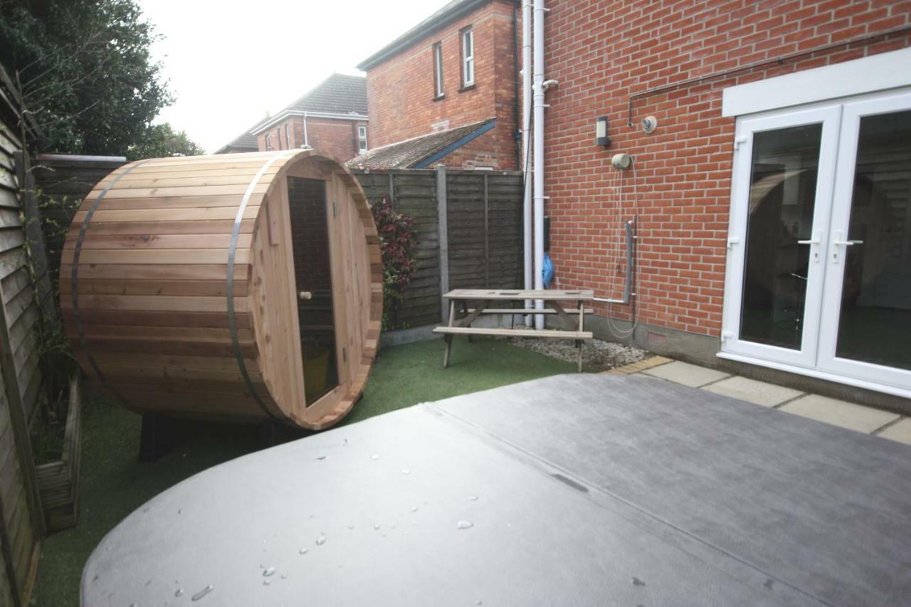 Holiday Home Hot Tub & Sauna Bournemouth Bagian luar foto